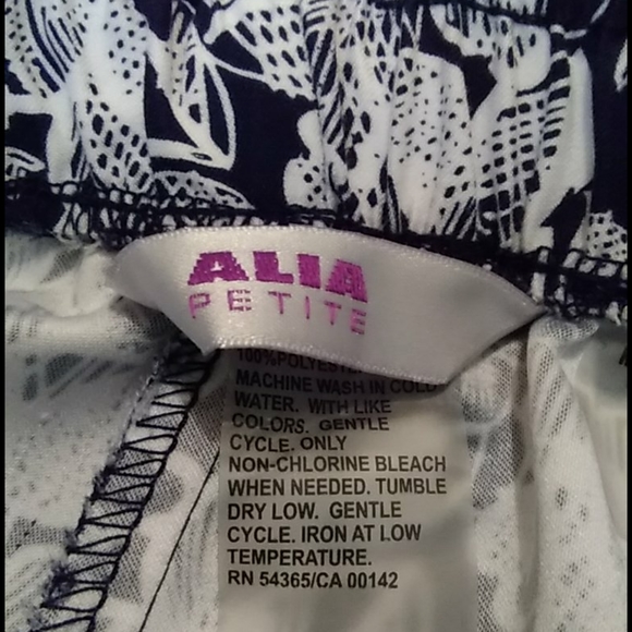 Floral Capri Pants with Pockets by Alia Petite - Picture 11 of 14